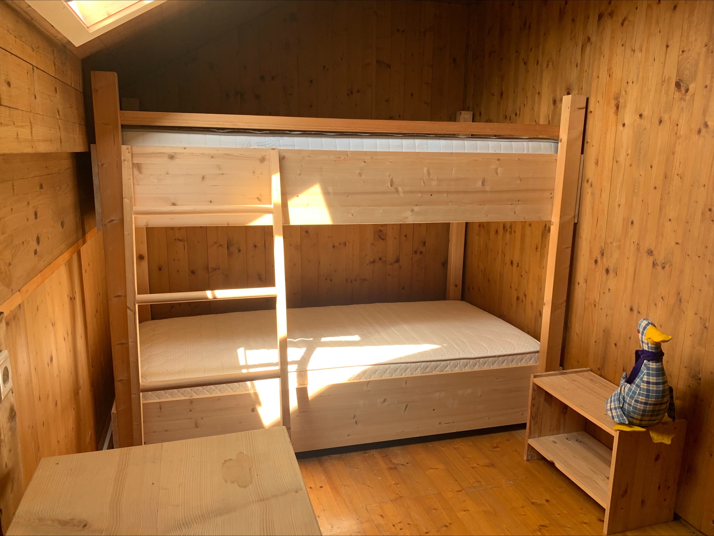 Schlafzimmer mit Holzeinbauten